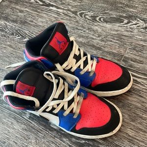Authentic Air Jordan 1 Mid Top Gs shoes